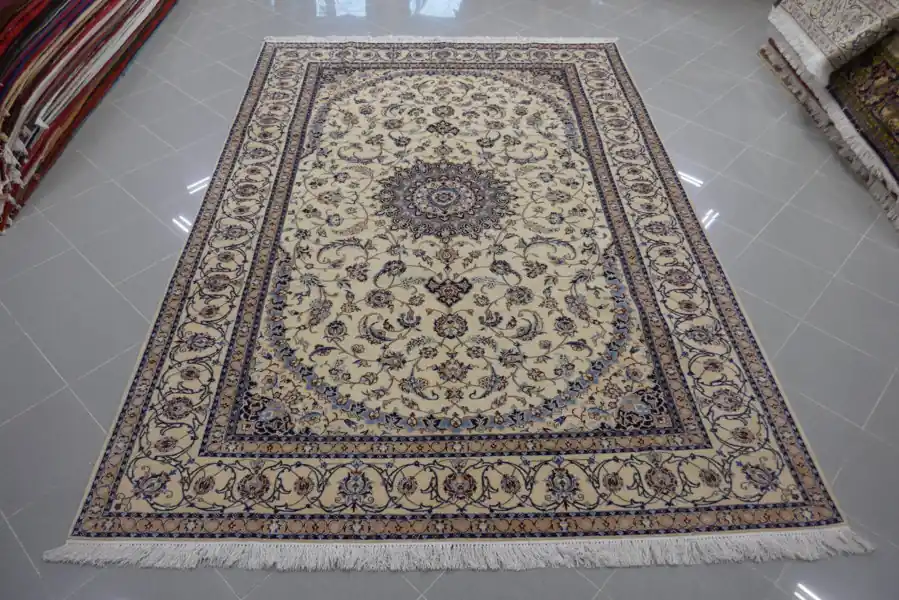 Tappeto Nain 6 Fili,Misto Seta Fondo Avorio Firmato “Habibian” 288×200-N.13491
