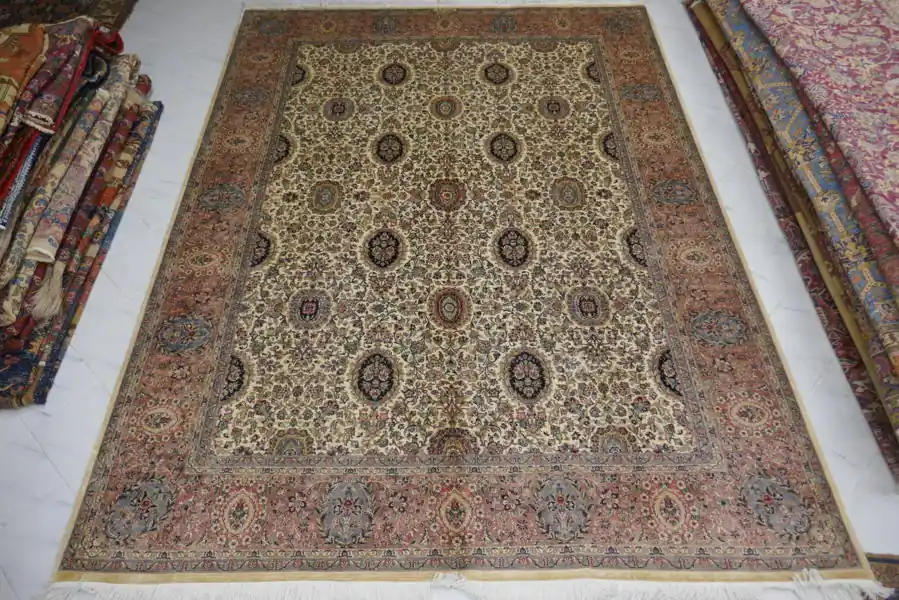 Tappeto Salotto in Seta Fondo Chiaro Firmato 366×274-N.11632