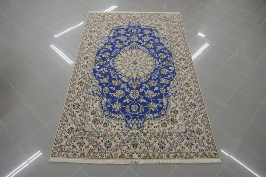 Tappeto Persiano Nain 9 Fili Fondo Azzurro 251×157-N.13145