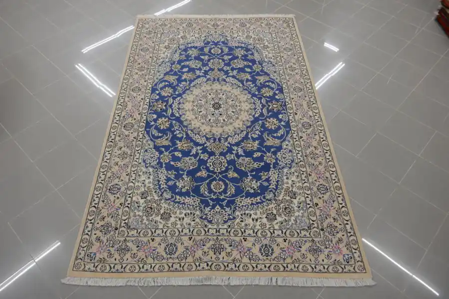 Tappeto Persiano Nain 9 Fili Fondo Azzurro 247×158-N.13149
