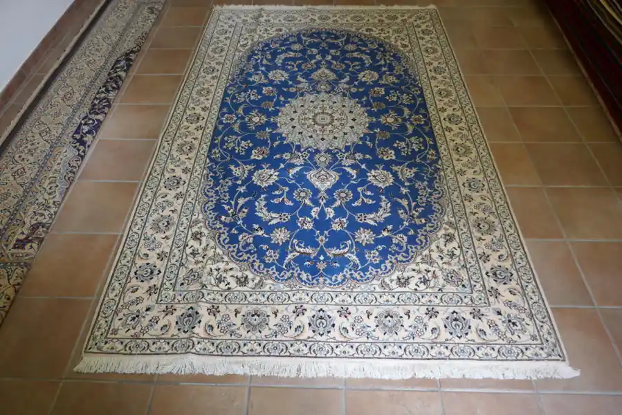Tappeto Nain Persia 9 Fili, Fine Fondo Azzurro 278×174-N.12169