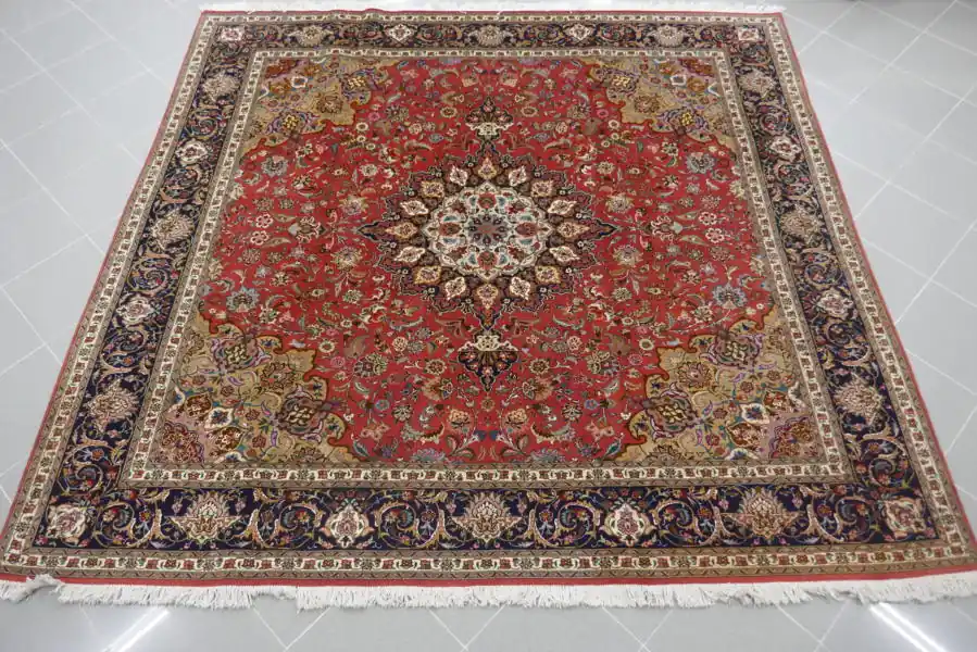 Tappeto Persiano Tabriz 60 Raj,Misto Seta,Extrafine Quadrato Fondo Rosso 250×240-N.12593