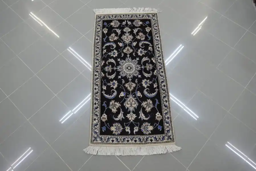 Piccolo Tappeto Persiano Nain Fondo Blu 140×70-N.14828