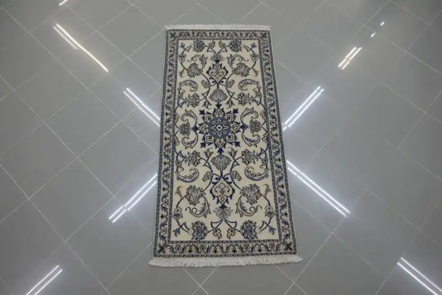 Piccolo Tappeto Persiano Nain Fondo Avorio 136×67-N.14884