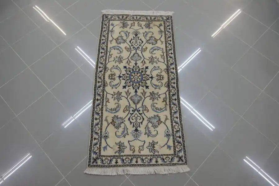 Piccolo Tappeto Persiano Nain Fondo Avorio 138×70-N.14822