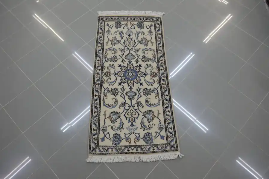 Piccolo Tappeto Persiano Nain Fondo Chiaro 140×69-N.14827