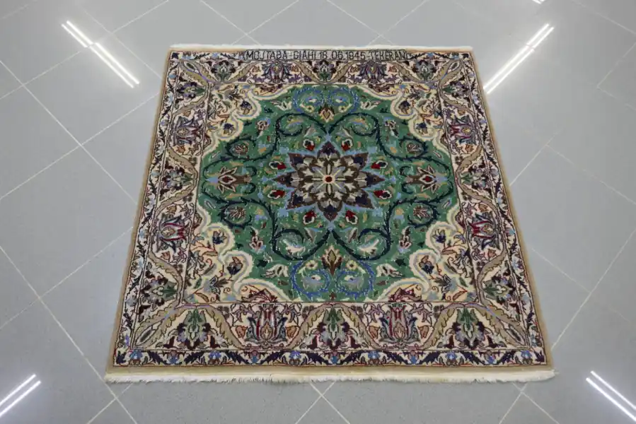 Piccolo Tappeto Nain 9 Fili Persia Fondo Verde Quadrato Firmato 97×97-N.14675
