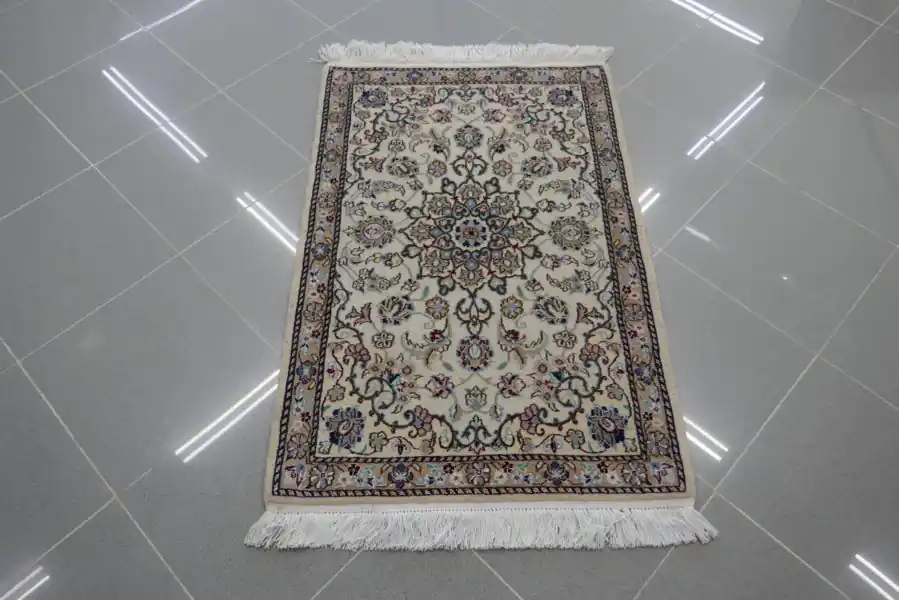Piccolo Tappeto Persiano Nain 9 Fili Fondo Avorio 93×62-N.13535