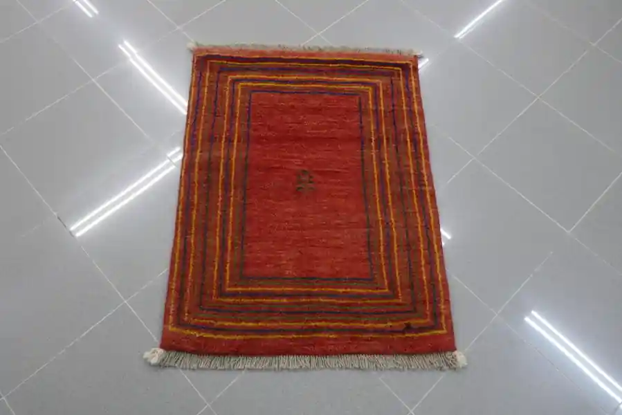 Piccolo Tappeto Scendiletto Persiano Gabbeh Gashgai Fondo Rosso 87×66-N.14072