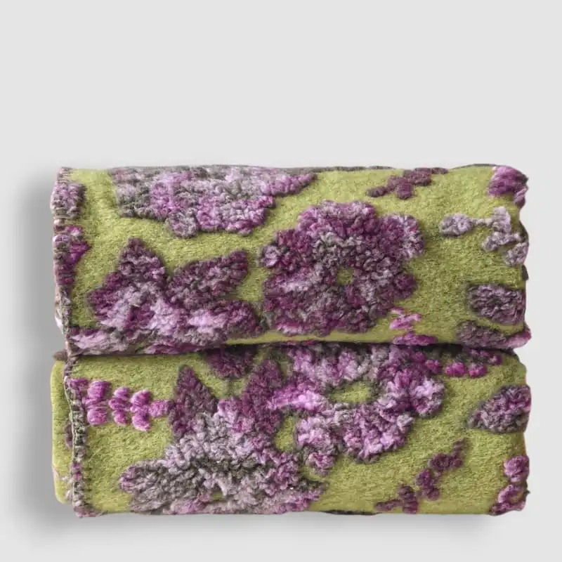 Coperta matrimoniale in Lana Cotta floreale lilla con fondo verde 250x205